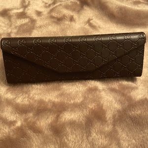 GUCCI leather logo foldable eye glass case
in brown. Excellent condition